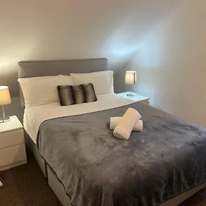 4 Bed Near Airport Сasa de vacaciones Edimburgo